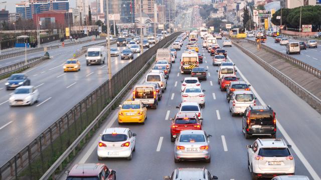 İstanbulda hafta, kısıtlama sonrası hareketli başladı