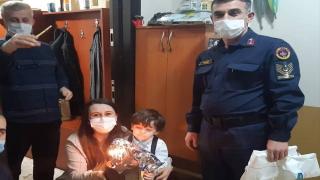 Babası askerde olan çocuğa jandarmadan doğum günü sürprizi