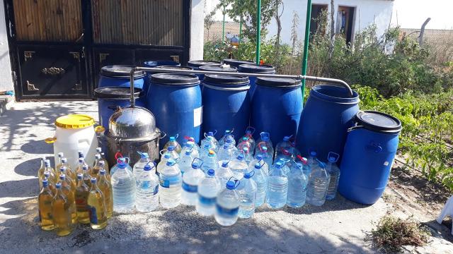 Edirnede 45 litre kaçak içki ve 71 bin sigara kağıdı ele geçirildi