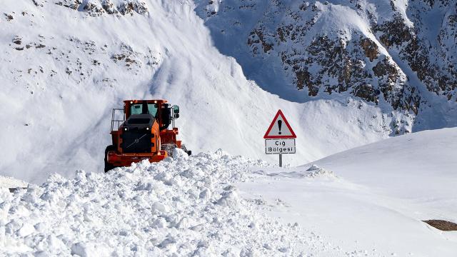 2 metre karda ekiplerin zorlu mesaisi