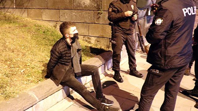 Uzun namlulu silahla mezarlıkta gezen 2 kişi gözaltına alındı