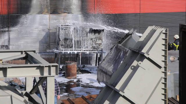 Fabrikanın bahçesindeki mazot tankı yandı