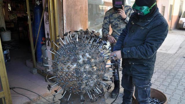 Hurda atıklarından koronavirüs heykeli yaptı