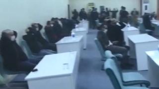 Kumar oynatılan binaya iş makinesiyle duvarı kırılarak girildi