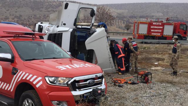 Malatyada tır devrildi: 1 ölü