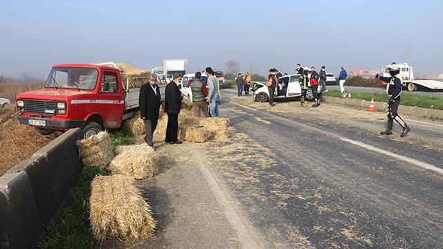 Manisada otomobil ile saman yüklü kamyonet çarpıştı: 3 yaralı