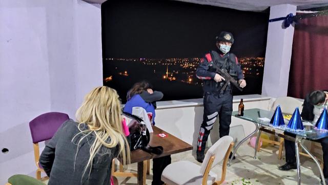 Mersinde tedbirleri ihlal eden 18 kişiye 56 bin lira ceza