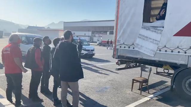 Tırın dorsesinden 13 düzensiz göçmen çıktı