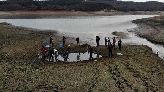Kuruyan barajdaki balıkları kurtarmak için zamanla yarıştılar