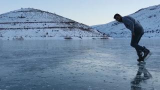 Donan Gökçedere Gölü’nde buz pateni keyfi