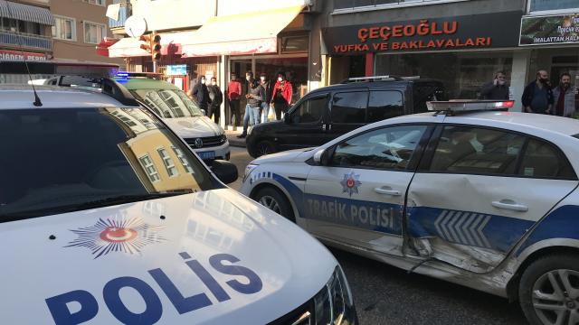 Edirnede "dur" ihtarına uymayarak polis aracına çarpan otomobildeki 2 kişi yakalandı