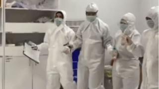 Sağlık çalışanları kendi şarkıları ile halay çekerek yeni yıla girdi