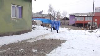 Muş'ta sağlık ekipleri kar kış demeden hastaların yardımına koşuyor