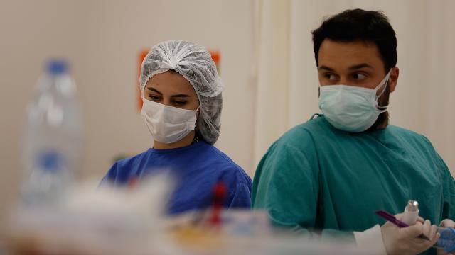 Sağlık çalışanlarının yeni yıldan tek isteği: Tedbirlere uyulması