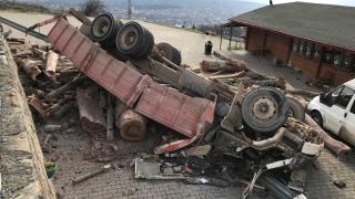 5 metreden devrilen kamyonun altından çıktı