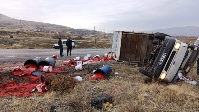 Malatyada salça yüklü kamyonet devrildi: 1 yaralı