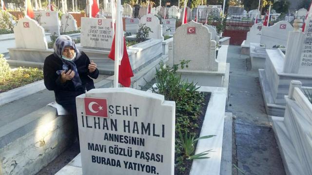 Koronavirüsü yendi, şehit oğlunun mezarına gitti