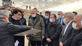 Bakan Soylu İdlib'de yapımı süren evleri inceledi