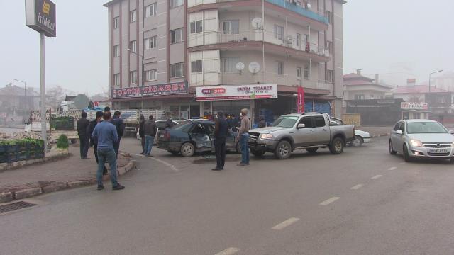 Kahramanmaraşta otomobil ile pikap çarpıştı: 2 yaralı