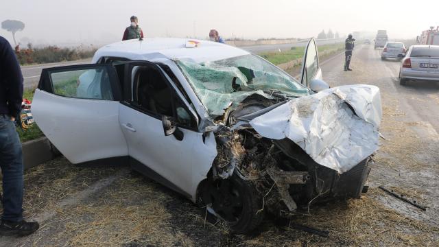 Manisada otomobil ile saman yüklü kamyonet çarpıştı: 3 yaralı