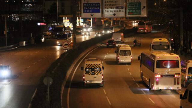 İzmirde sokağa çıkma kısıtlamasının ardından yoğunluk oluştu