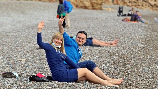 Turistler, yeni yılın ilk gününde denizin keyfini çıkardı