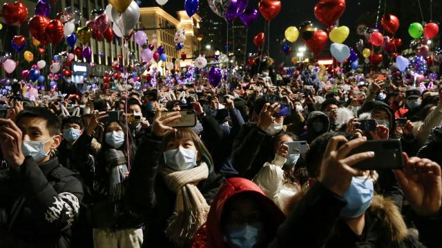 Koronavirüsün ortaya çıktığı Wuhanda halk, yılbaşını sokakta kutladı