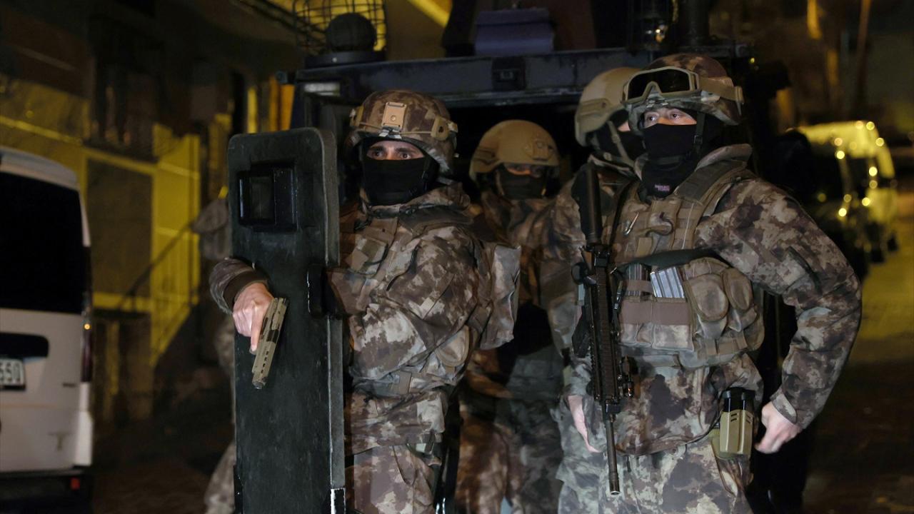 Adreslerde yapılan aramalarda çeşitli miktarlarda uyuşturucu madde ele geçirildi.