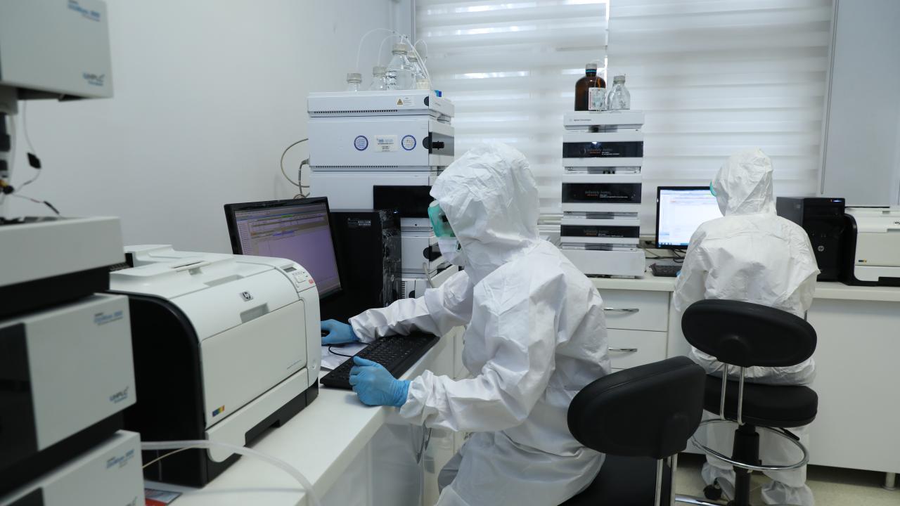 Aşılardan alınan numuneler, analizlerinin yapılması için soğuk zincir ile Türkiye İlaç ve Tıbbi Cihaz Kurumu (TİTCK) Laboratuvarları’na gönderildi.