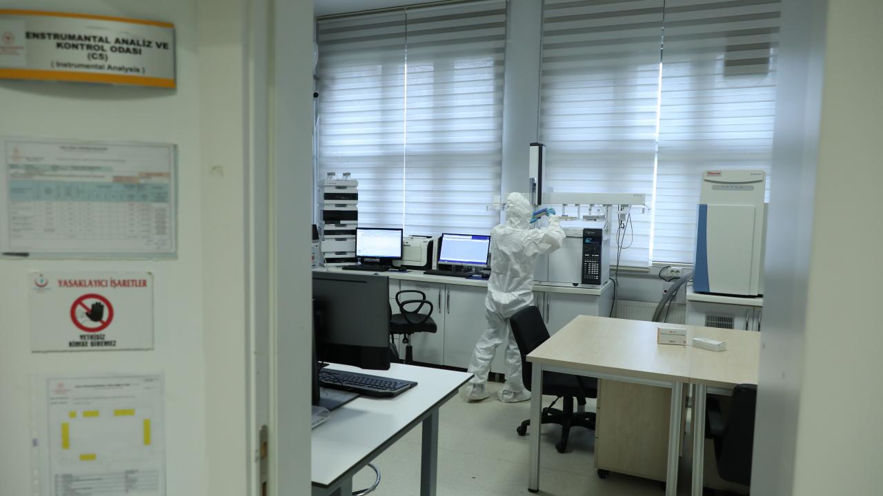 Ankara’ya 30 Aralık sabahı getirilen SinoVac firmasının ürettiği CoronaVac aşılarının ilk partisi, Sağlık Bakanlığı Halk Sağlığı İlaç ve Aşı Depolarına yerleştirildi. 