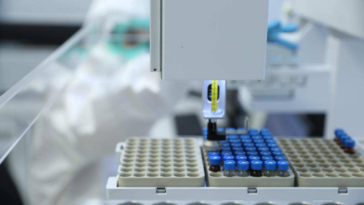 Aşılar dışında tıbbi biyolojik ürünler dahil tüm ilaçlar, enteral beslenme ürünleri ve tıbbi mamalar, tıbbi cihazlar, insan vücuduna temas eden biyosidal ürünler ve kozmetiklerin kalite kontrol testleri de yine bu laboratuvarlarda yapılıyor.