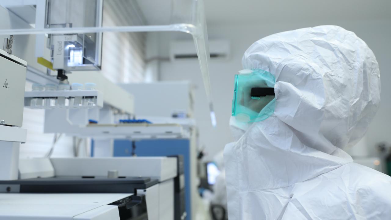 En az 14 gün sürecek testlerin ardından uygun bulunması halinde, aşıya Türkiye İlaç ve Tıbbi Cihaz Kurumu (TİTCK) tarafından “Acil Kullanım Onayı” verilerek kullanıma sunulacak. Sağlık Bakanlığı analizlere ilişkin görüntü ve fotoğrafları paylaştı. 