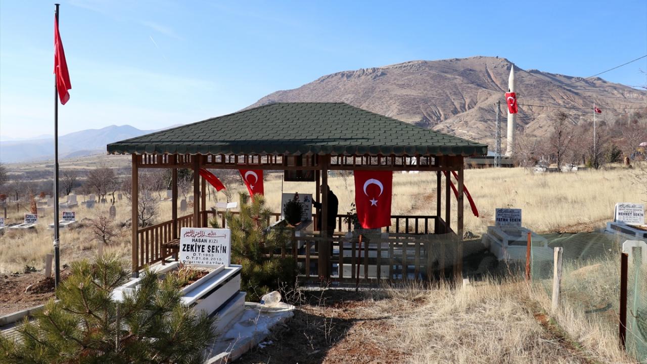 Sekin`in Elazığ`ın Baskil ilçesi Doğancık köyündeki kabrine ziyarette bulunan dayısı Hikmet Kürüm, şehit yeğeni için dua etti, mezarının bakımını yaptı.