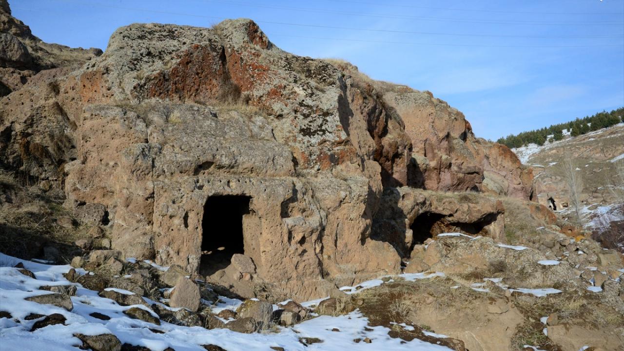 Vadide yapılan araştırmalarda bazıları katlı 400 civarında mağara evin ve çeşitli ibadethanelerin tespit edildiğini bildiren Aktekin, şöyle konuştu: