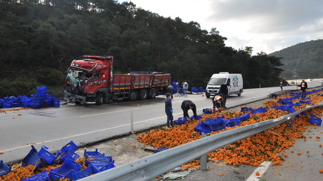 Balıkesir`in Havran ilçesi istikametinden Çanakkale yönüne seyreden İbrahim İnkaya yönetimindeki 10 ACE 624 plakalı mandalina yüklü kamyon, Sarımsakçı Köprüsü mevkisinde refüje çarparak devrildi.