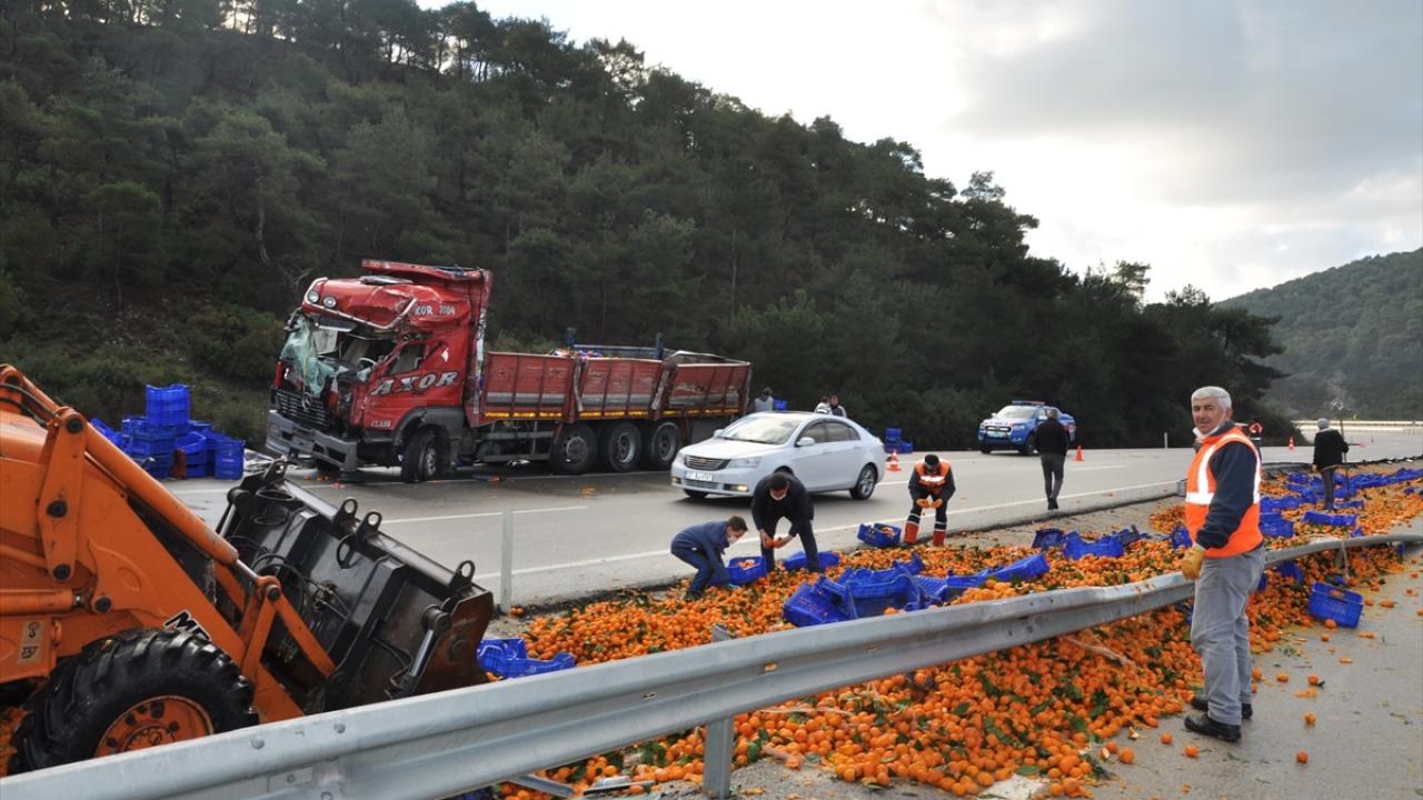 Kazada yaralanan sürücü İnkaya, Mehmet Akif Ersoy Çanakkale Devlet Hastanesine, İsmail Alıcı ise Ezine Devlet Hastanesine kaldırıldı.