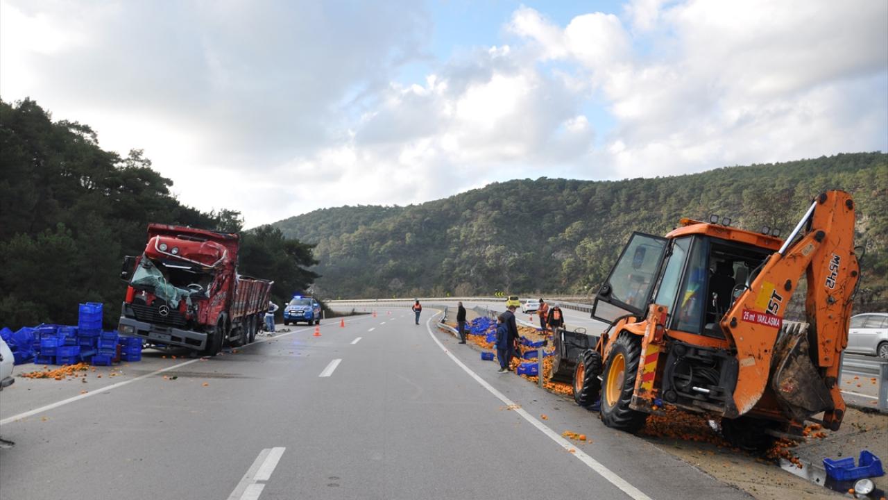 Olay nedeniyle bir süre kapalı kalan yol, kazalı aracın kaldırılmasının ardından yeniden trafiğe açıldı.