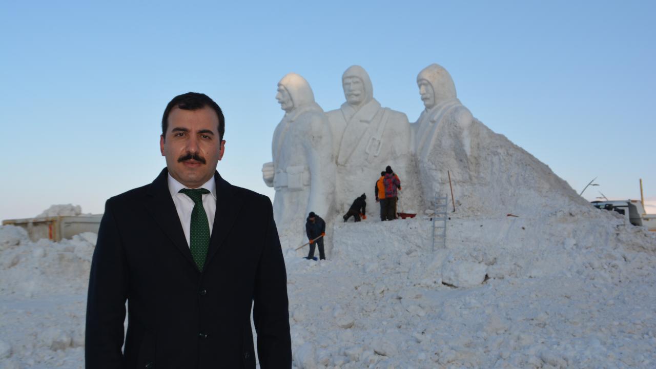 Sarıkamış Kaymakamı Recep Koşal, bu sene Sarıkamış Şehitleri Anma Programı 106. yıl etkinlikleri kapsamında kardan şehit heykelleri yapımının sonuna gelindiğini söyledi.