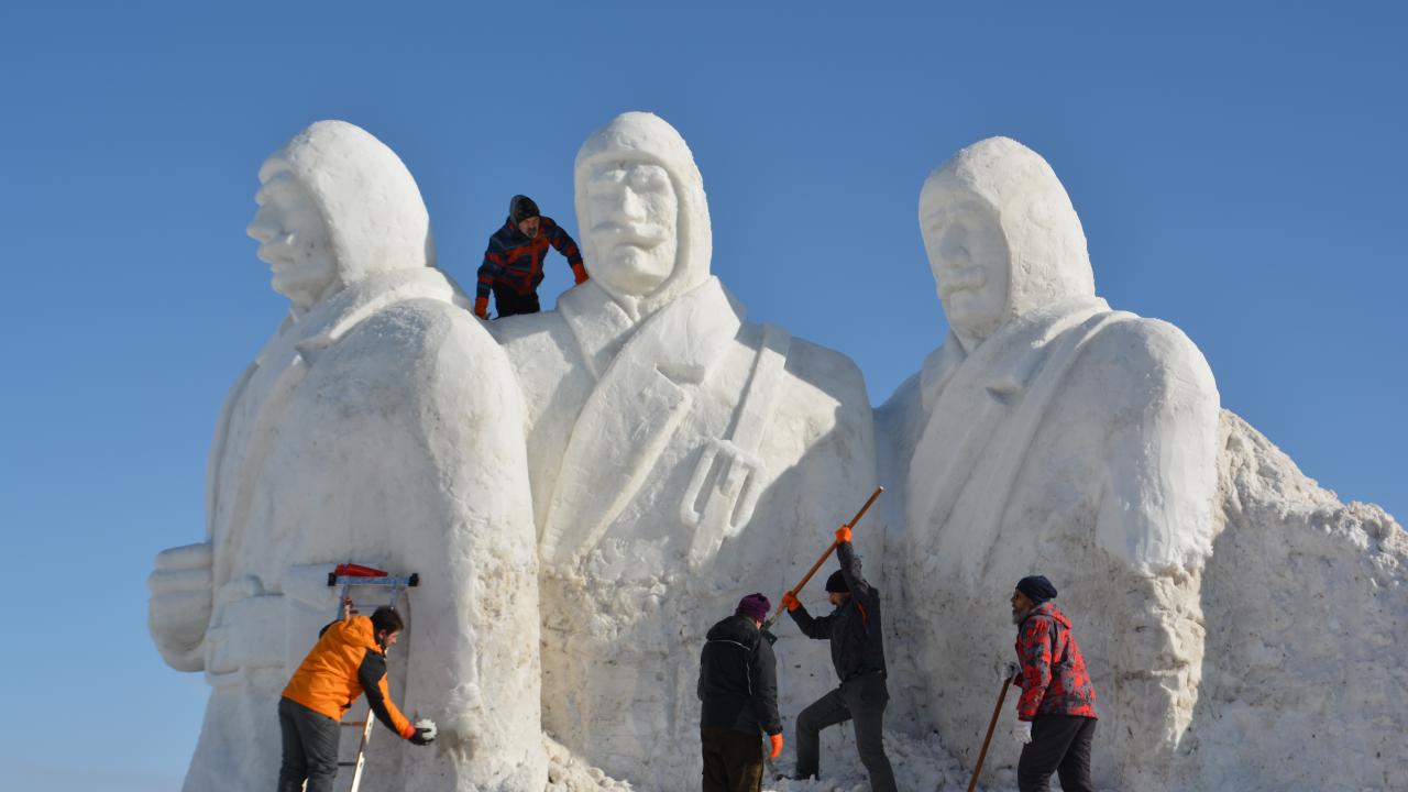 Ekip, karın geç yağmasından dolayı heykelleri Sarıkamış şehitlerini anma etkinliklerine yetiştirmek için yoğun çalışma halinde.