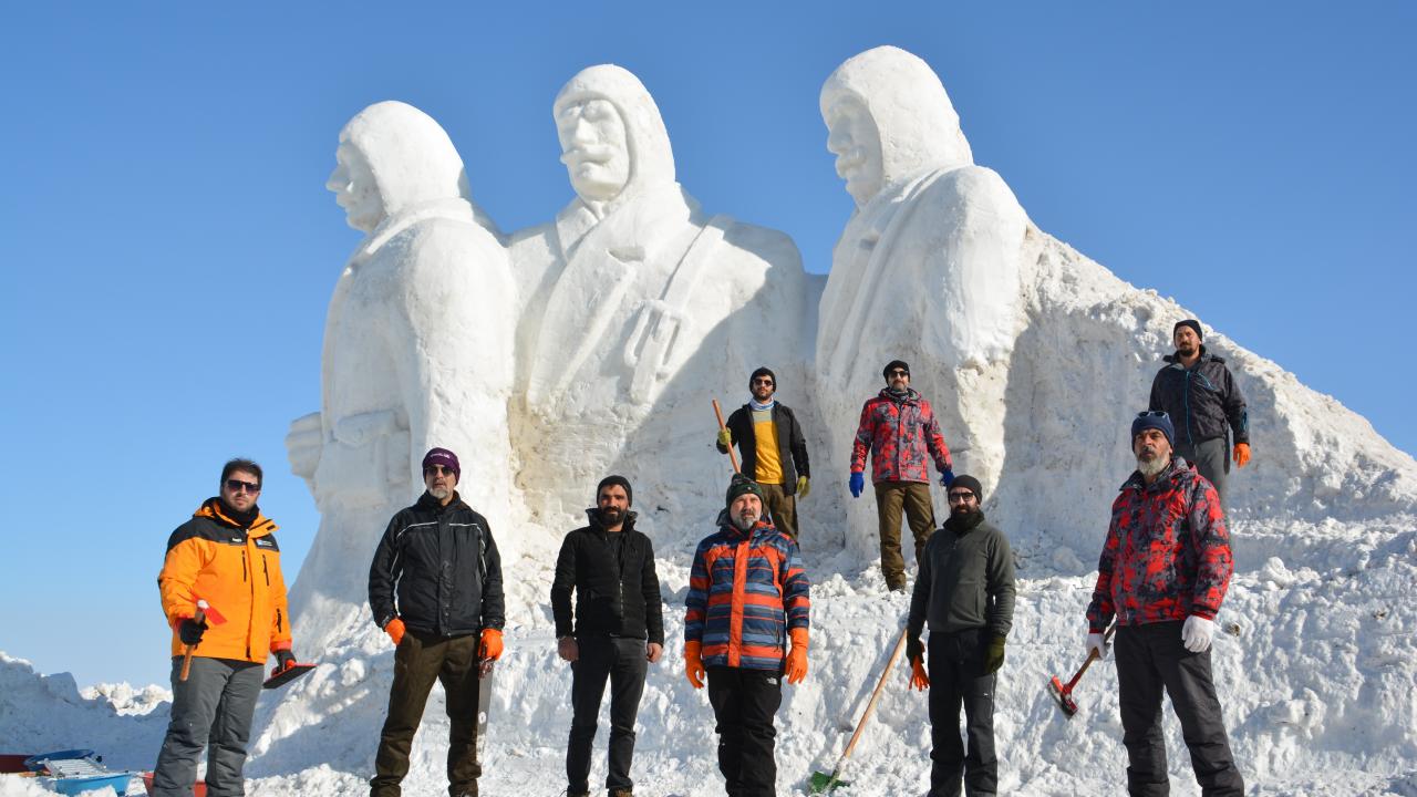 Cıbıltepe Kayak Merkezi`nin 1. etap oteller bölgesine yapımına başlanan kardan heykeller için ilçe çevresinden 200 kamyon kar taşındı.