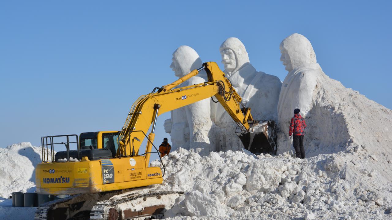 “10 gündür 200 kamyon kar taşınıyor”