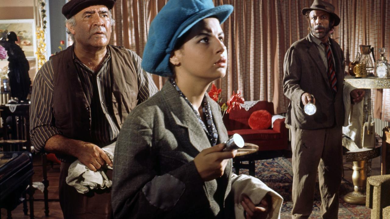 Orhan Aksoy`un yönettiği 1969 yapımı Ayşecik`le Ömercik filminin setinden bir karede Ayşecik (Zeynep Değirmencioğlu), Ali Şen (sol) ve Münir Özkul (sağ). (Arşiv)