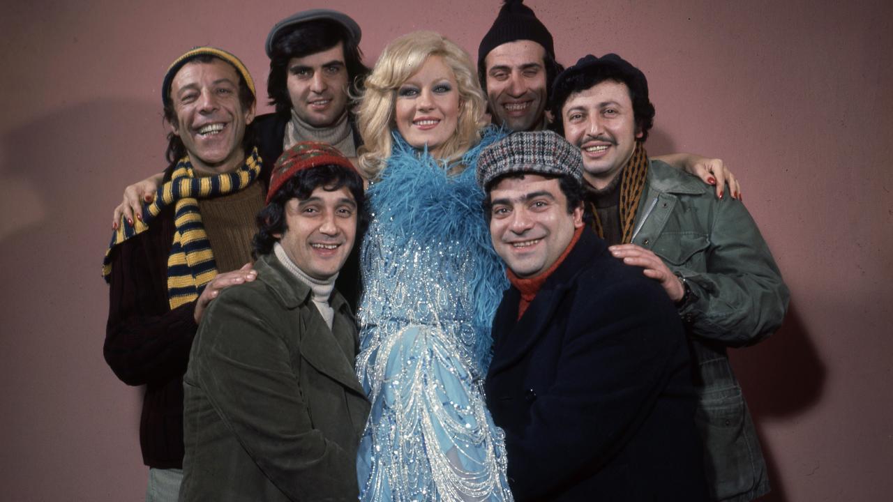 Kemal Sunal, Tarık Akan, Emel Sayın, Zeki Alasya, Metin Akpınar, Münir Özkul ve Halit Akçatepe, 1974 yapımı Mavi Boncuk filminin setinde. (Arşiv)