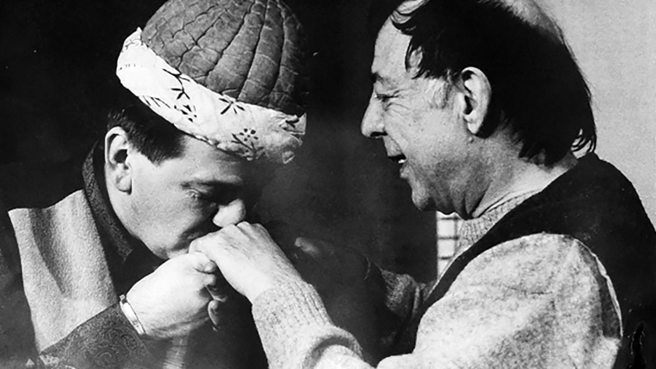 Türk tiyatrosunun sembollerinden kavuk düzenlenen törenle Ferhan Şensoy`a devredildi. Kel Hasan Efendi`den İsmail Dümbüllü`ye, Dümbüllü`den Münir Özkul`a geçen meddah (ortaoyunu) sembolü kavuku, Özkul da Ferhan Şensoy`a layık gördü. (Arşiv)