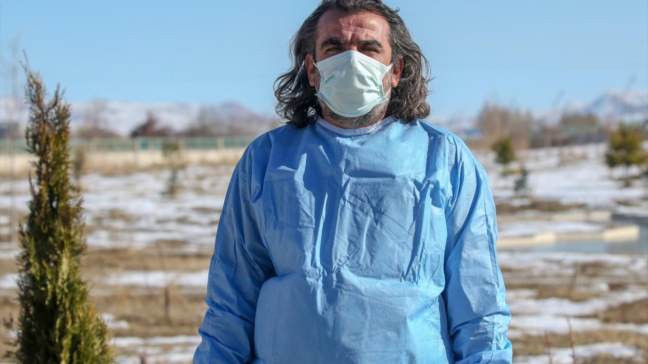 Merkezin müdürü Prof. Dr. Lokman Aslan, bölgedeki bütün yaralı yaban hayvanlarının tedavisini yaptıklarını söyledi.