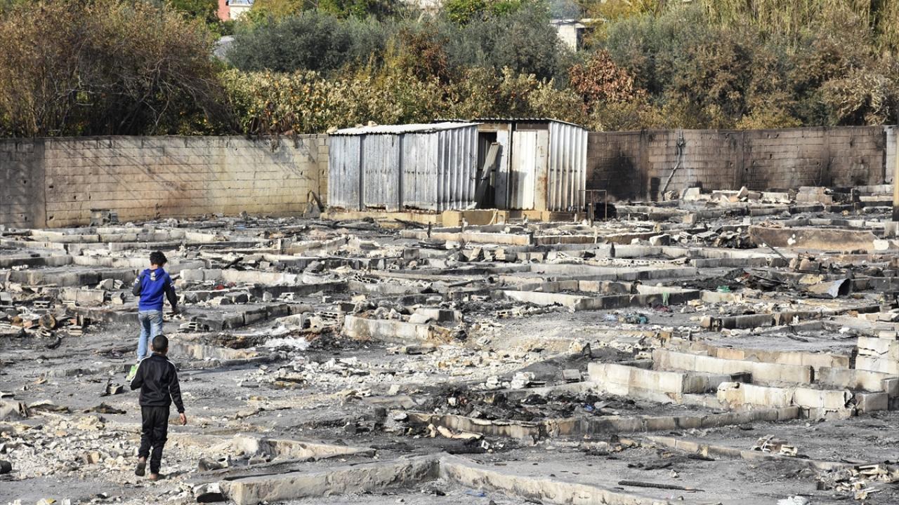Lübnanlı gençler, Suriyeli grupla yaşadıkları kavganın ardından kente bağlı Minye bölgesinde yaklaşık 80 Suriyeli mülteci ailenin yaşadığı bir çadır kampı, elektrikleri kestikten sonra ateşe verdi.