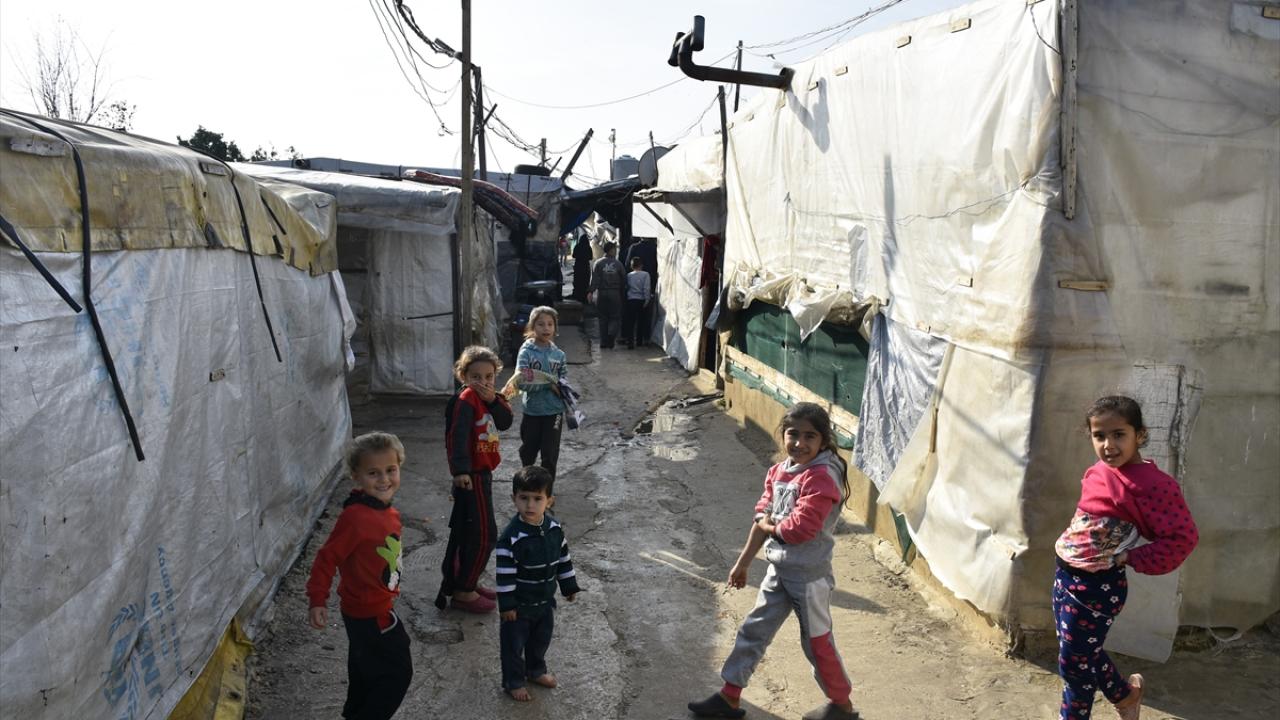 Ülkelerindeki iç savaştan kaçarak Lübnan`a sığınan çoğu kadın ve çocuktan oluşan yüzlerce Suriyeli mültecinin yıllardır hayat mücadelesi verdiği onlarca çadır, söndürme girişimlerine rağmen tamamen kül oldu.