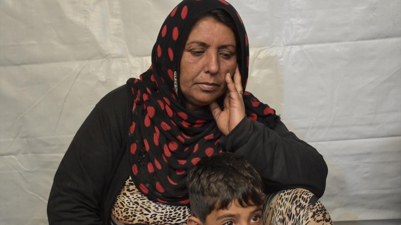 Mülteci Uvayd el-Ömeri ise Suriye`de iç savaş çıktıktan sonra memleketi Haseke kentine bağlı Kamışlı`dan kaçarak 3 çocuğuyla Lübnan`a geldiğini söyledi.