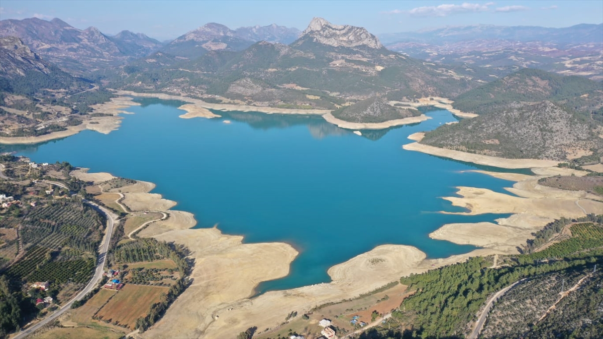 Nisan ayında yüzde 100 doluluk oranına sahip barajın, sonbaharın kurak geçmesiyle su seviyesinin azaldığı belirtildi.