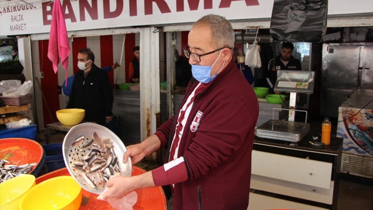Haldeki tezgahlarda perakende olarak çinekopun kilogramı 50-70, hamsi 25-35, barbunya 35, istavrit 25, sardalya ise 20 liradan satılıyor.